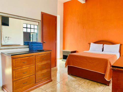 Postel nebo postele na pokoji v ubytování Hostal de los Reyes