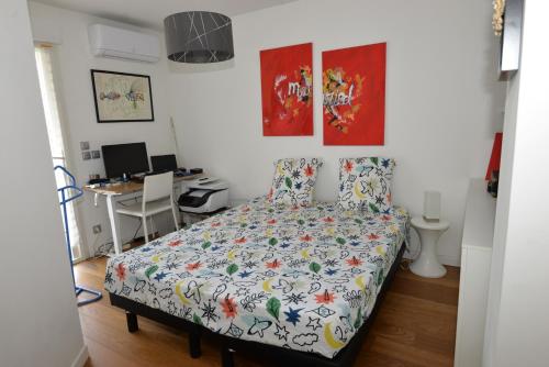 une chambre avec un lit et un bureau dans l'établissement Luxueux Duplex avec Jacuzzi, 2 chambres, 2 Lits, à Castelnau-le-Lez