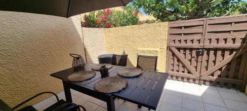 BORD DE MER, 5 min à pied de la plage, WIFI, TRES JOLI APPARTEMENT MAISONNETTE 4 COUCHAGES,