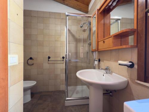 Dimora Cala-Vista في توري دي كورساري: حمام مع حوض ودش