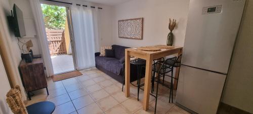 BORD DE MER, 5 min à pied de la plage, WIFI, TRES JOLI APPARTEMENT MAISONNETTE 4 COUCHAGES,