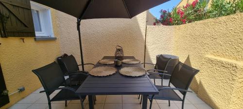 BORD DE MER, 5 min à pied de la plage, WIFI, TRES JOLI APPARTEMENT MAISONNETTE 4 COUCHAGES,