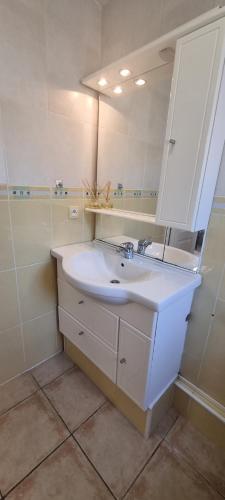 BORD DE MER, 5 min à pied de la plage, WIFI, TRES JOLI APPARTEMENT MAISONNETTE 4 COUCHAGES,
