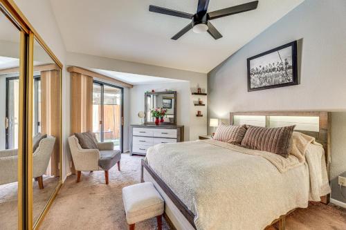 une chambre avec un lit et un ventilateur de plafond dans l'établissement 4 Mi to Dtwn Cozy Couples Haven with Patio in Mesa, à Mesa