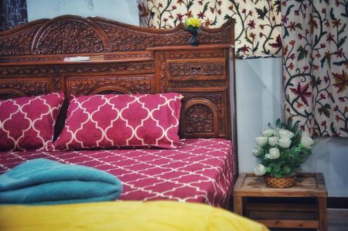 Katil atau katil-katil dalam bilik di Rustic Retreat Homestay Family Suite Garden View Mountain View Room