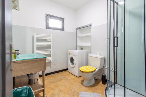 La salle de bains est pourvue de toilettes et d'un lave-linge. dans l'établissement 