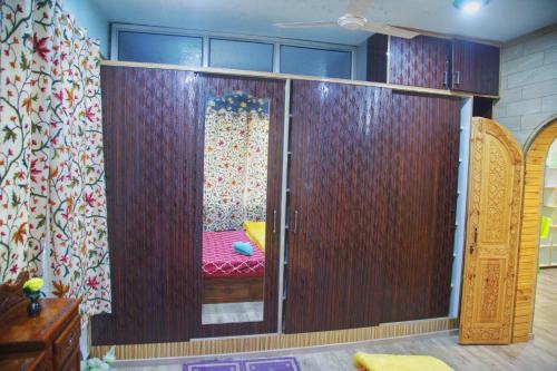 Katil atau katil-katil dalam bilik di Rustic Retreat Homestay Family Suite Garden View Mountain View Room