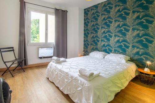 une chambre avec un grand lit avec un mur bleu dans l'établissement 