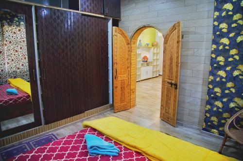 Katil atau katil-katil dalam bilik di Rustic Retreat Homestay Family Suite Garden View Mountain View Room