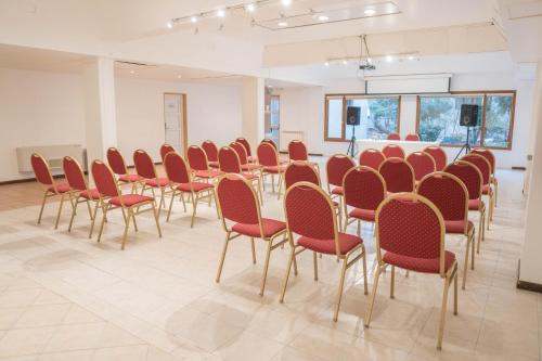 a room with a bunch of chairs and a table at Hotel Cap Polonio in Ushuaia