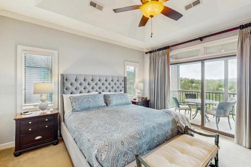 une chambre avec un lit avec un ventilateur de plafond dans l'établissement Reserve II 1-A, à Sugar Mountain