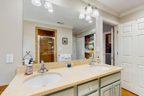une salle de bain avec deux lavabos et un grand miroir dans l'établissement Reserve II 1-A, à Sugar Mountain
