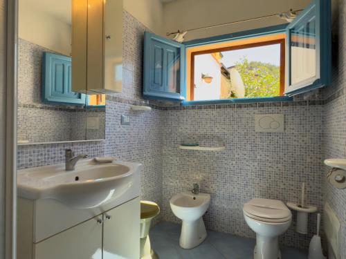 Casa Valentina في توري دي كورساري: حمام مع حوض ومرحاض ونافذة