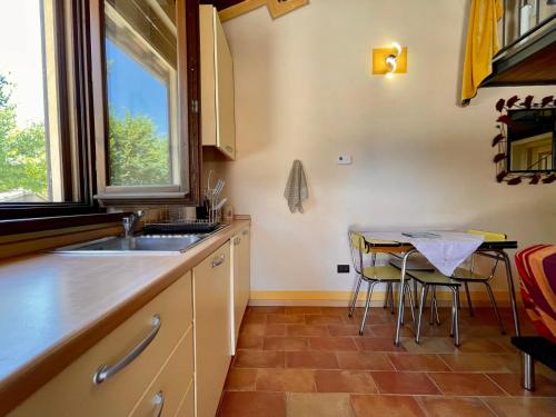 Η κουζίνα ή μικρή κουζίνα στο Villa immersa nella Serenità