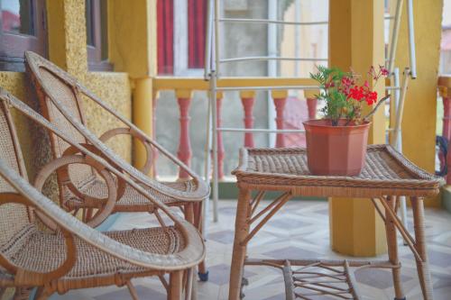 Balkoni atau teres di Rustic Retreat Homestay Family Suite Garden View Mountain View Room