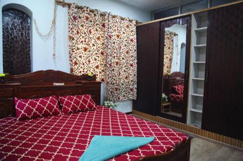 Katil atau katil-katil dalam bilik di Rustic Retreat Homestay Family Suite Garden View Mountain View Room