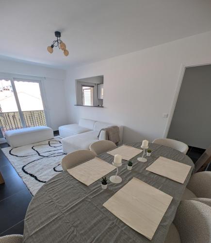 un salon avec une table et des chaises dans l'établissement La parenthèse azuréenne, à Cagnes-sur-Mer