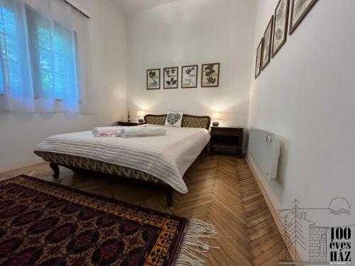 バラトンアカラッチャにある100 éves házのベッドルーム1室(ベッド1台、ラグ付)