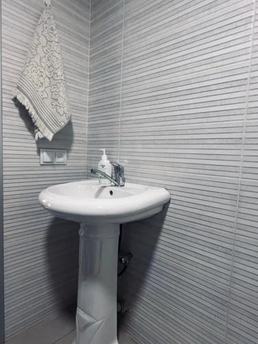 a bathroom with a white sink and a towel at Villa lugela in Mukhuri