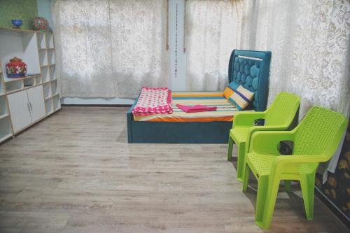 Ruang duduk di Rustic Retreat Homestay Family Suite Garden View Mountain View Room