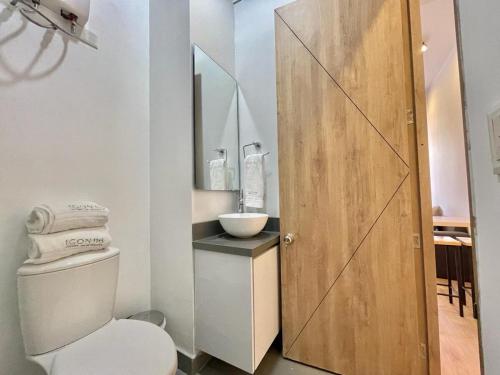 ボゴタにあるSanta Barbara Heart 116 Streetのバスルーム(トイレ付)、木製のドアが備わります。