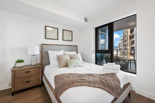 Postel nebo postele na pokoji v ubytování AQUA Corner Unit w Balcony and Amazing View #614