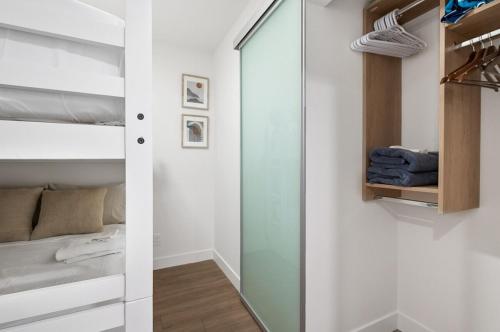 Postel nebo postele na pokoji v ubytování AQUA Corner Unit w Balcony and Amazing View #614