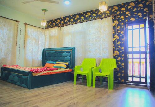 Ruang duduk di Rustic Retreat Homestay Family Suite Garden View Mountain View Room
