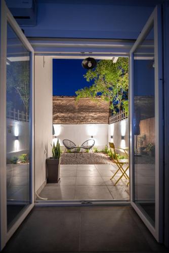 an open door with a view of a patio at Jardin maison in Itea