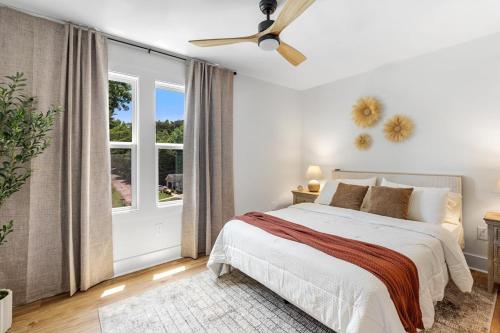 a white bedroom with a bed and a window at Cottage by Lake Hartwell Cocoa y Canoes in Westminster