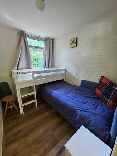 GasselteにあるBungalow Eekhoorn | 4 personen - Vakantiepark De Kremmerのベッドと二段ベッドのある寝室