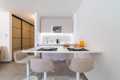 Downtown Apartment - BE by HelloVacations