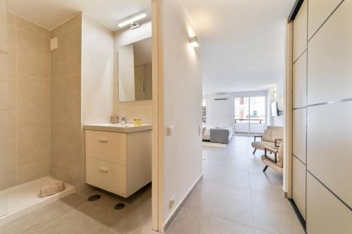 Downtown Apartment - BE by HelloVacations