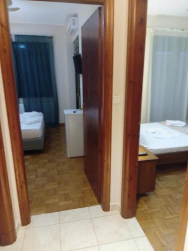 a room with a bedroom with a bed and a mirror at Villa Rodia 4 guests in Potos