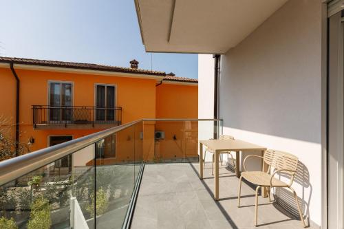 a balcony with a table and chairs on it at Casa Colombo Apartments in Bardolino