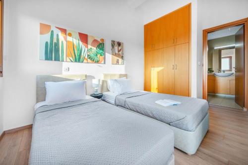 库克里亚HG06 Adjacent to Aphrodite Hills- Private Pool的配有2张床的酒店客房 - 带浴室