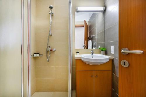 库克里亚HG06 Adjacent to Aphrodite Hills- Private Pool的带水槽和淋浴的浴室