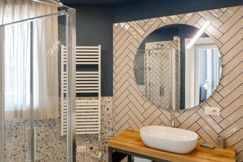 a bathroom with a sink and a mirror at Casa Colombo Apartments in Bardolino