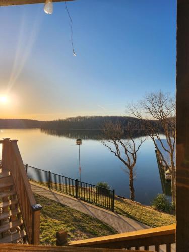 Φωτογραφία από το άλμπουμ του Peaceful 1st floor lakeside condo minutes from Osage Beach and Ozark State Park σε Kaiser
