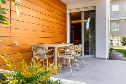 a table and chairs on the side of a house at Casa Colombo Apartments in Bardolino