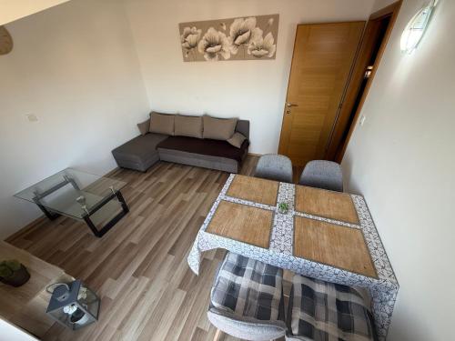 a living room with a table and a couch at Apartman MIG in Solin
