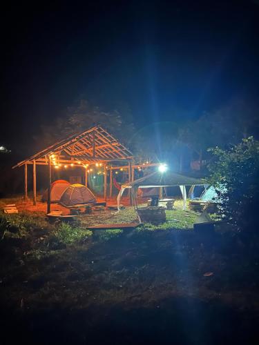 un gruppo di tende in un campo di notte di Camping Shangrilá São Thomé a São Thomé das Letras