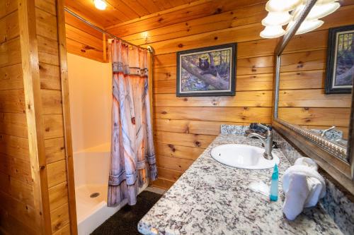 Koupelna v ubytování Nothin But A Good Time By Avada Properties