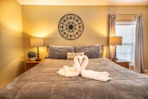Ένα ή περισσότερα κρεβάτια σε δωμάτιο στο Smoky Mountain Condo By Avada Properties