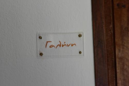 Guesthouse To kaliviに飾ってある許可証、賞状、看板またはその他の書類