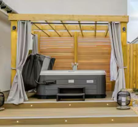 Ruang duduk di Hot Tub - Garden Oasis - Stylish Stay