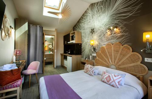 Ένα ή περισσότερα κρεβάτια σε δωμάτιο στο Hôtel et Appart Hôtel Les Flots Bleus