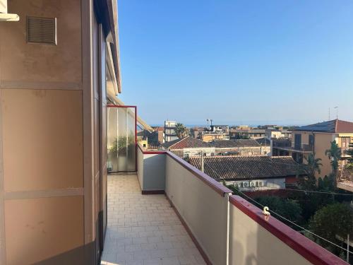 Un balcón con vista a una ciudad en The Cannizzaro Home, en Aci Castello