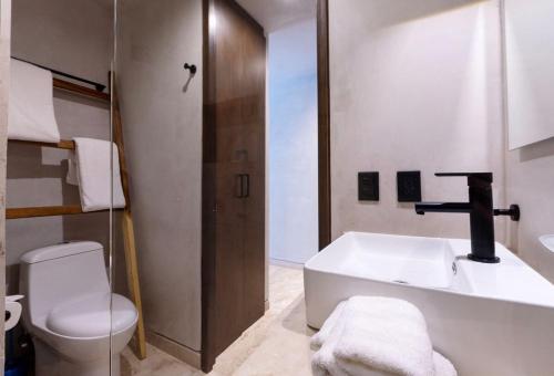 Bilik mandi di New Bamboo Bakal 2 Pool and Relaxation