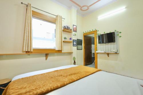 Postel nebo postele na pokoji v ubytování Sia Taj Hotel nearest Taj Mahal Agra